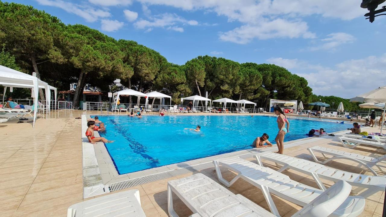 Sporkoey Hotel & Beach Club Darica  Exterior photo